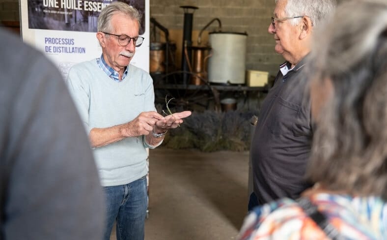 André Aubanel ancien gérant de la Distillerie des 4 Vallées proposant une visite guidée