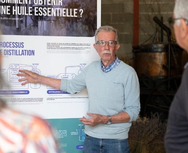 visite guidée devant les panneaux du musée expliquant le processus de distillation