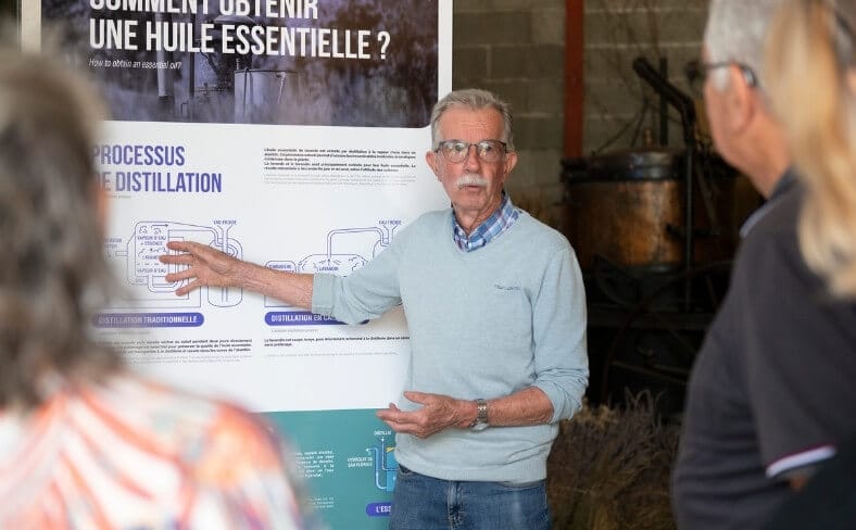 visite guidée devant les panneaux du musée expliquant le processus de distillation