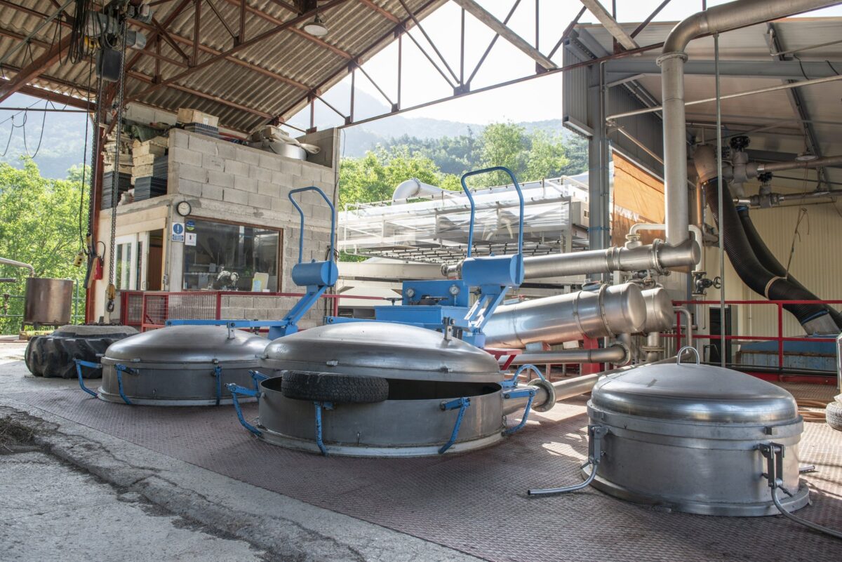 Distillerie et vue sur les vases. Distillerie d'huile essentielle lavande en Drôme