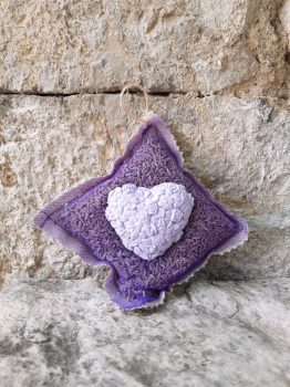 Sachet de lavande carré en lin et tulle violet garni de lavandin, avec grand cœur en plâtre parfumable à suspendre pour parfumer armoires et tiroirs.