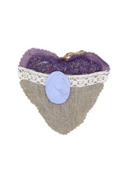 Sachet cœur en tulle et lin garni de fleurs de lavandin, médaillon Camay cheval, destiné à parfumer armoires et tiroirs de façon naturelle.