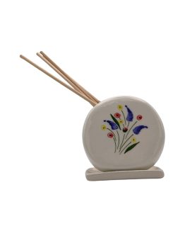 Diffuseur à bâtonnets en céramique décorée motif Fleurs des champs avec tiges en bois, diffusion par capillarité pour parfumer la maison.