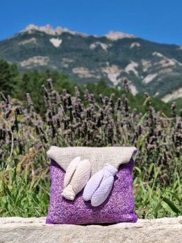 Sachet de lavande Pochette Cigale en lin et tulle violet, garni de lavandin, deux cigales en plâtre parfumables, à suspendre pour parfumer le linge.