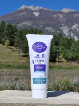 Tube de crème-pieds à l'huile essentielle de lavande.