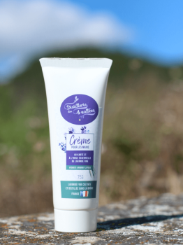 Tube de crème-mains à l'huile essentielle de lavande.