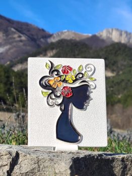 Grand diffuseur d'huile essentielle motif buste de femme à la coiffure fleurie.