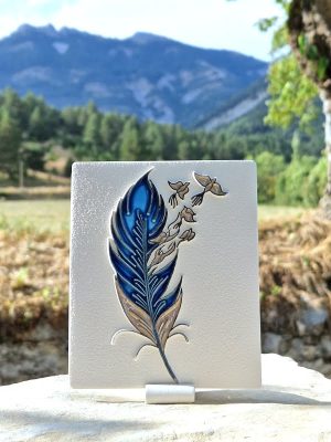 Grand diffuseur d'huile essentielle motif plume couleur bleue.
