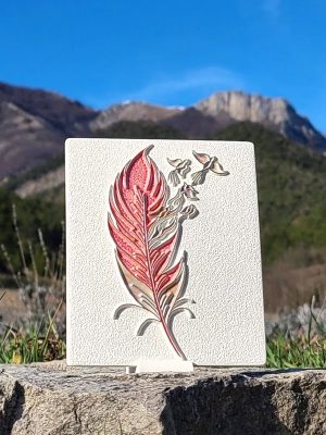 Grand diffuseur d'huile essentielle motif plume couleur rose.